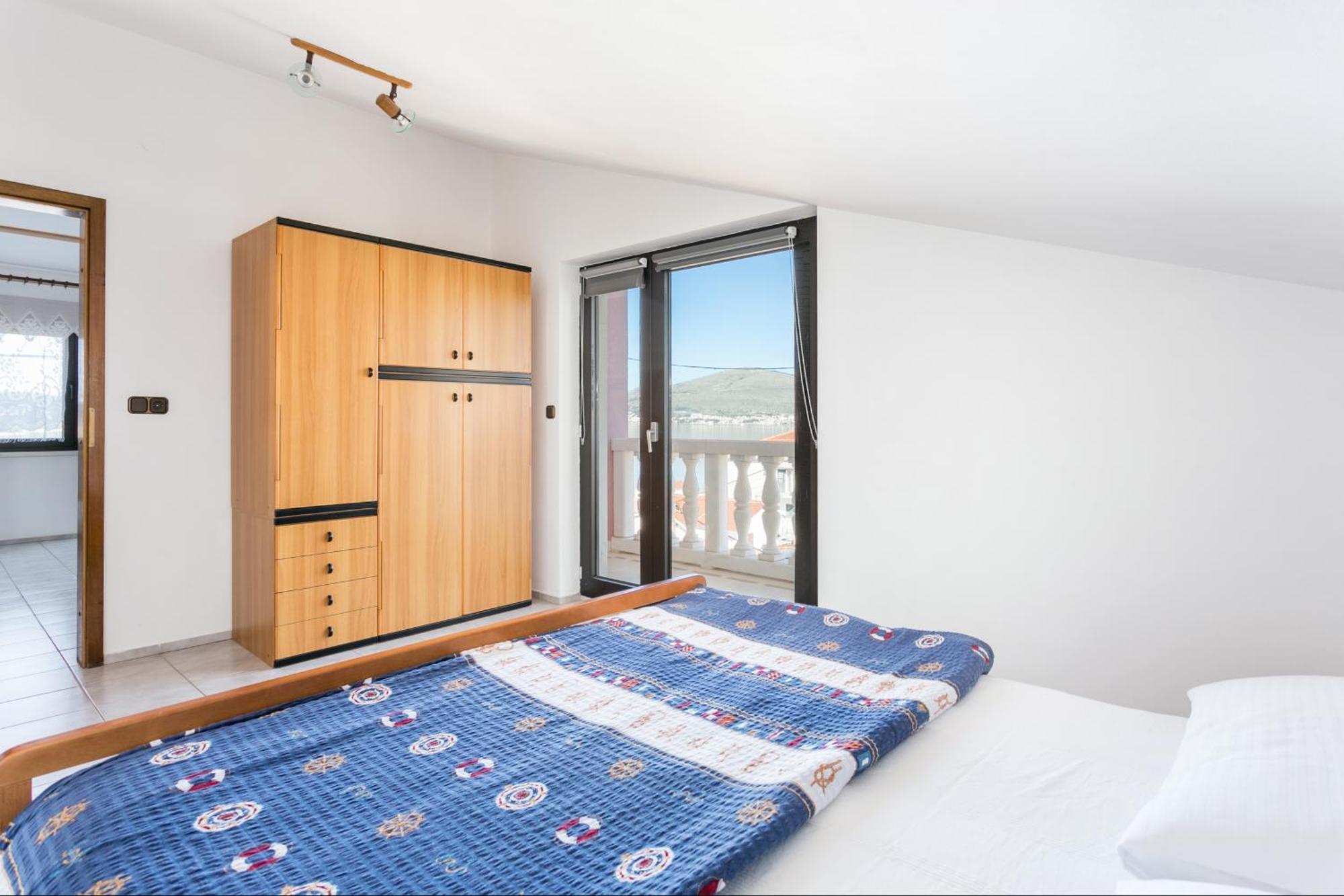 Seaside Apartments With A Swimming Pool Okrug Gornji, Ciovo - 11374 Trogir Bilik gambar